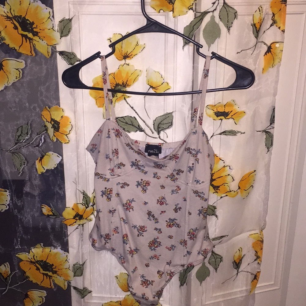 Thong floral body suit 🌸🌼